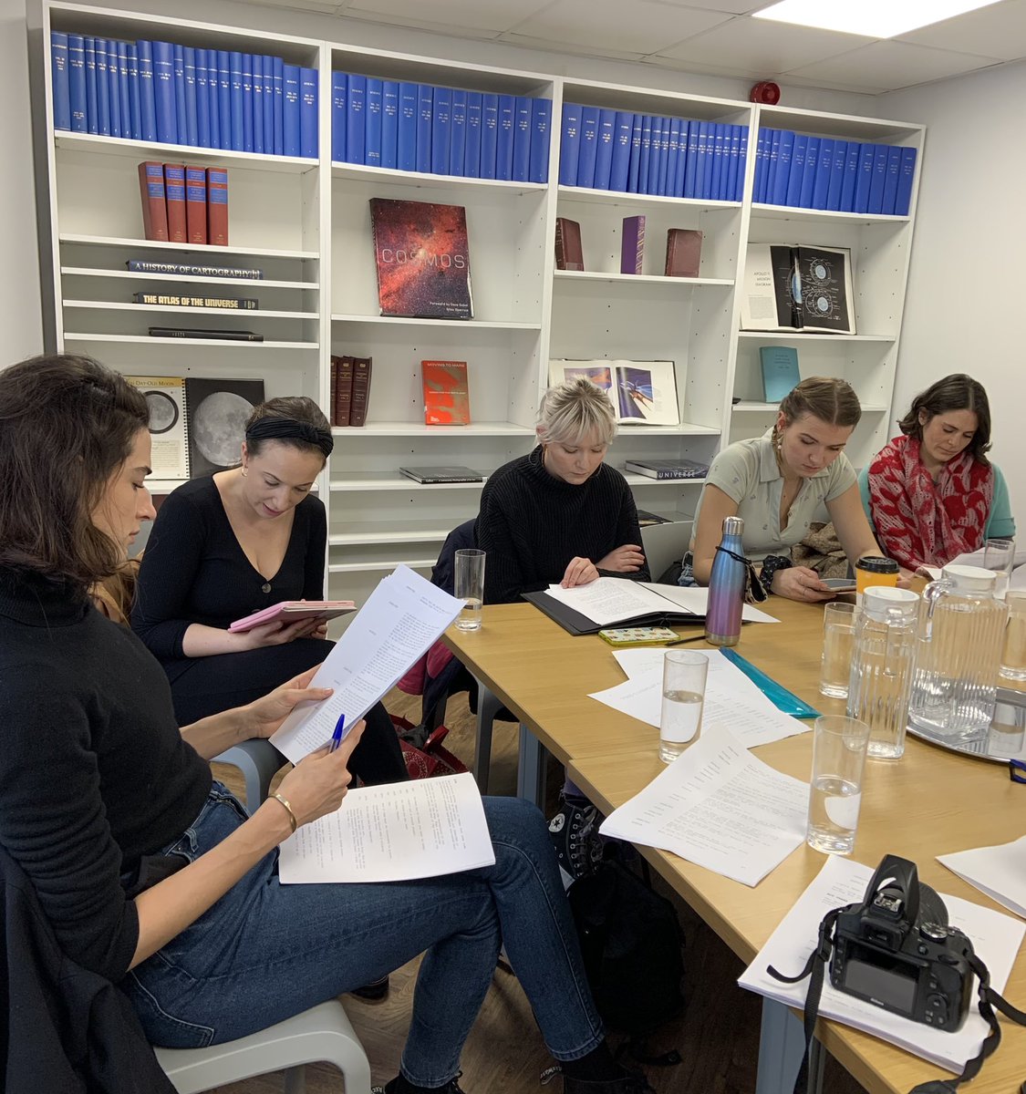 Masterclasstrh's tweet photo. Weβre kicking off our script session this morning with a fantastic pack of actors π₯π₯π₯ #scriptsessions
@_karenwhyte https://t.co/IkTxeB5Ui7