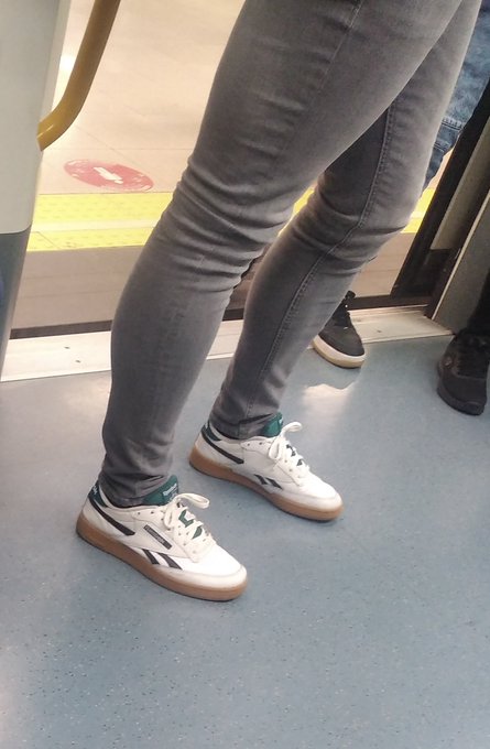 Unas piernas así me matan y me la ponen duraaaa ??????? https://t.co/WLhztiCWdE
