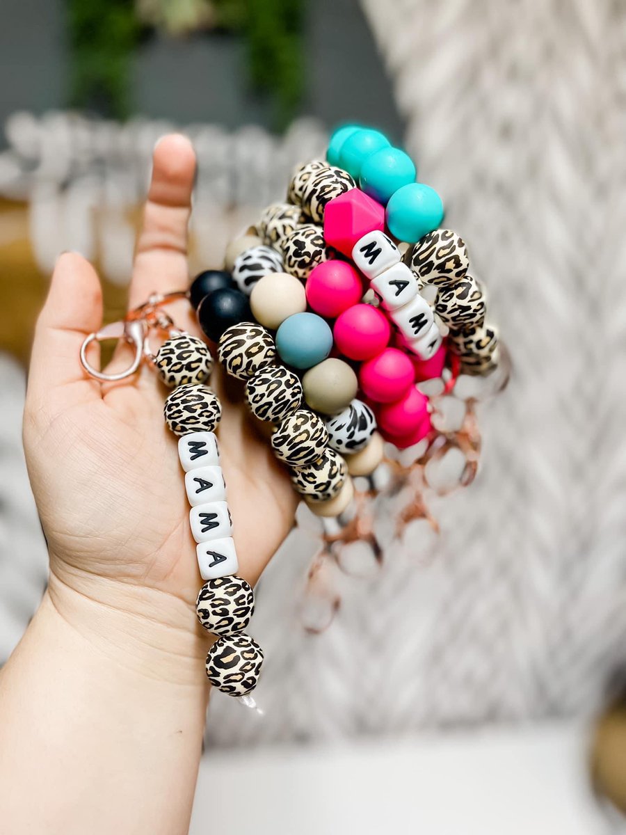 mmacdonald2017's tweet image. #BombshellCreations is excited to announce we will now be making these gorgeous items to add to your collection !! Comment or message me to order yours ! 💋 #CustomGoodies #Keychains #Bracelet #MamaSweatshirt #LoveThese #NewToTheStore