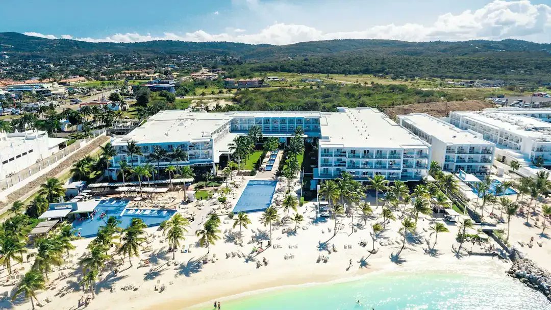 #MontegoBay #Jamaica #ALLINCLUSIVE #adultsonly getaway w/flights → travelscoop.co.uk/cw/45686075 🏝🇯🇲

#5star #RiuPalaceJamaica 👉 stunning #beachhotel w/ #relaxedvibe & huge pool w/ #submergedloungers & #swimupbar 💦🍹 #travelscoop #Caribbean #LuxuryTravel #luxuryhotel #summer2022