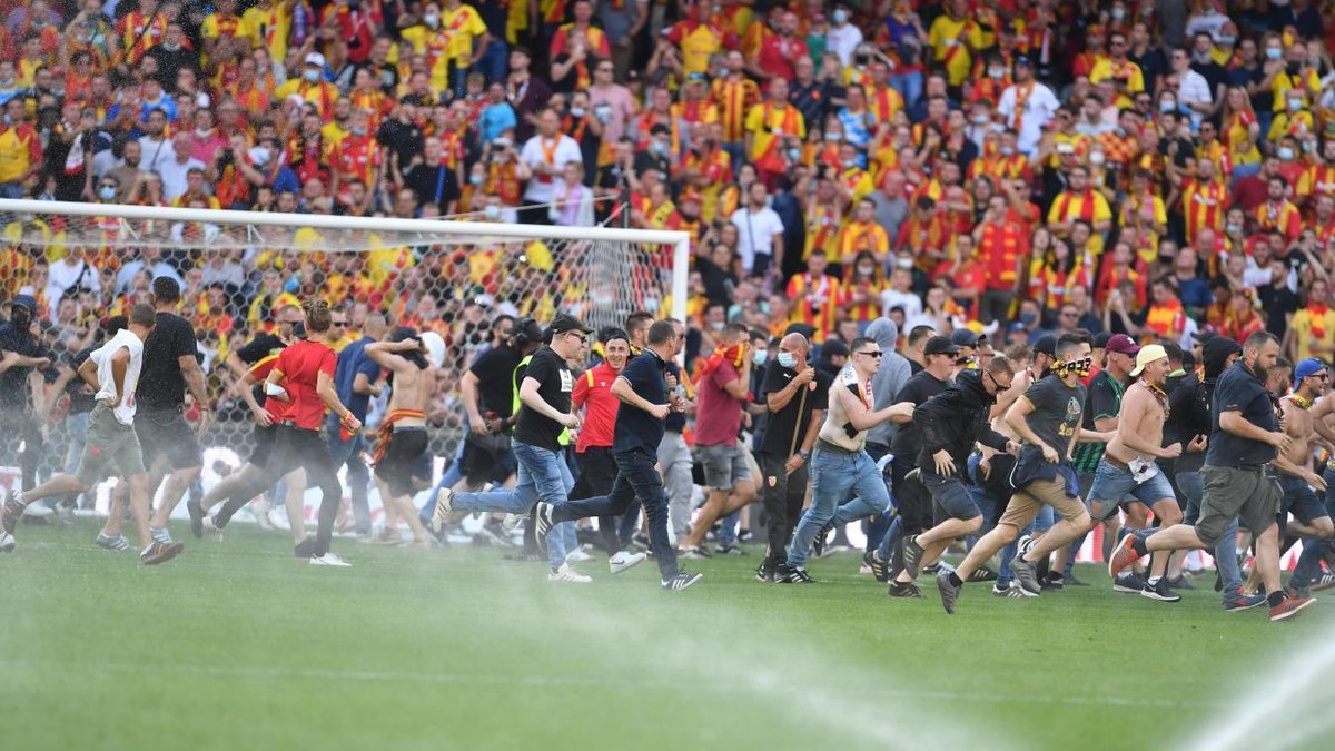 lavoixdessports's tweet photo. Derby Lens-Lille: la préfecture abroge les interdictions de stade de certains supporters lensois https://t.co/smZa0HzcTz https://t.co/6Otd7gsQuQ