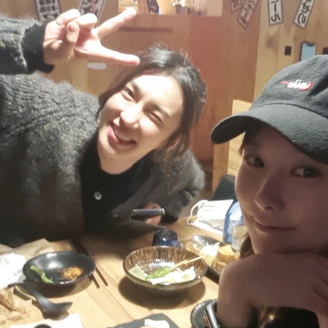 KazokPeru's tweet photo. 27.01.22 #Pic 📷 #박정민 #parkjungmin 

∆•|Park Jung Min &amp; friends |•∆

Min junto a su amiga actriz Jin Ah💚 

Cr: bae_jin_ah 
Repost by: @kazokPeru https://t.co/TELt38FP3H