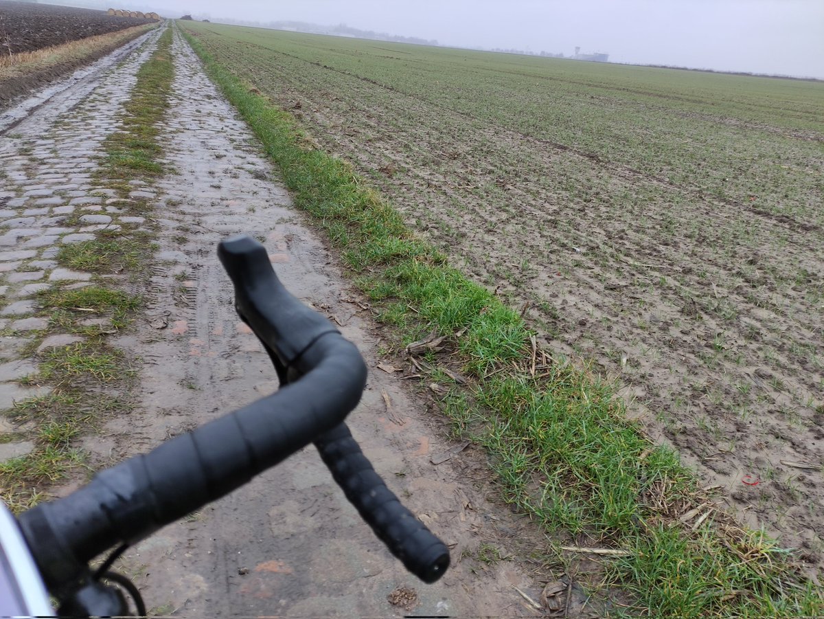 Cyclimseur's tweet photo. Premier #100pasouf de l'année. Un peu de pavés,un peu de boue, des routes très tranquilles et des frites, c'était bien. 🤗 https://t.co/dFPWqTBnfS