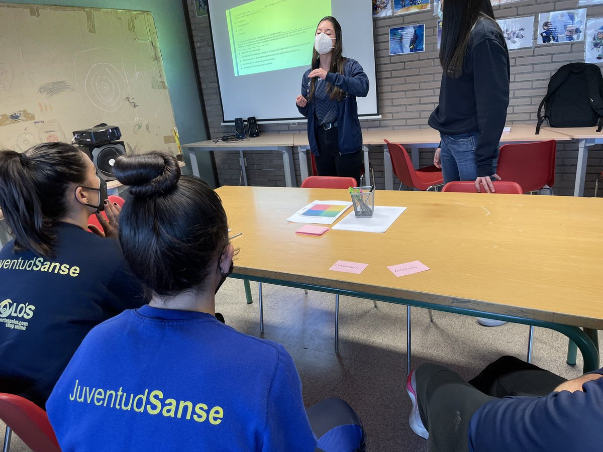JuventudSanse's tweet photo. Esta semana nuestros entrenadores están asistiendo a la charla de psicología que da nuestra psicóloga @MontoyaLeticia . Esta vez, trata sobre Inteligencia Emocional. En estas charlas nuestros entrenadores aprenden trucos para aplicar en entrenamientos y partidos https://t.co/hFm91OGMR7