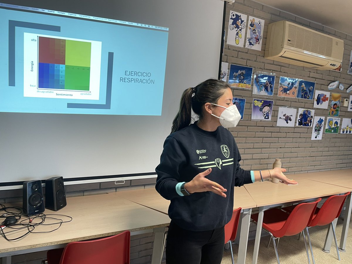 JuventudSanse's tweet photo. Esta semana nuestros entrenadores están asistiendo a la charla de psicología que da nuestra psicóloga @MontoyaLeticia . Esta vez, trata sobre Inteligencia Emocional. En estas charlas nuestros entrenadores aprenden trucos para aplicar en entrenamientos y partidos https://t.co/hFm91OGMR7
