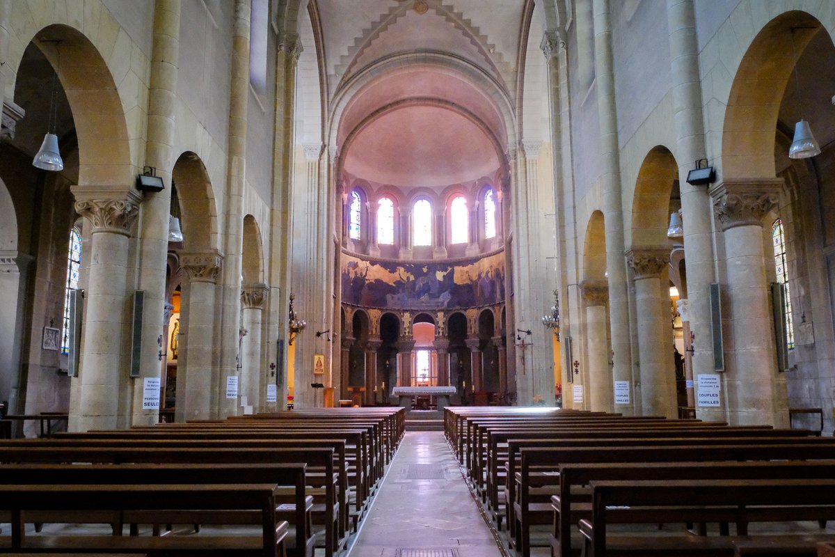 [#PatrimoineLocal] ⛪️Découvrez l'église Saint-Louis, érigée aux frais de l'empereur Napoléon III, en l'honneur de son fils Louis Napoléon Bonaparte. Certains des membres de sa famille sont immortalisés sur les vitraux situés au-dessus du chœur. 
Détails👉cutt.ly/UOt8MKn