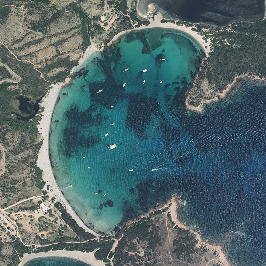 #JeudiPhoto 📸 Baie de Rondinara, Corse-du-Sud (2A). Prise de vue aérienne #IGN 2019 👉bit.ly/geoportail-ron…. Reconnaissable à sa forme en arc de cercle semblable à un coquillage, la baie de Rondinara abrite l'une des plus belles plages de Corse.