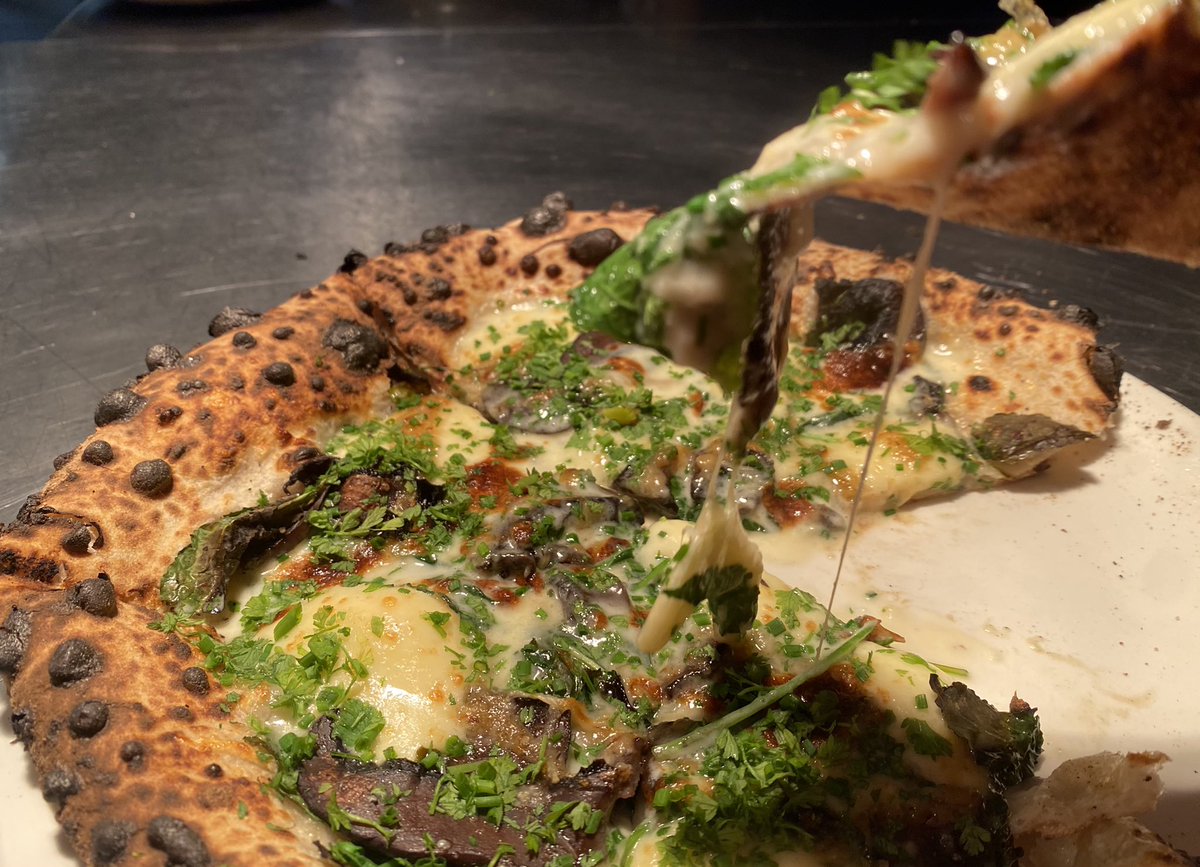 A team favourite at the minute - Baby kale, basil, braised portobello mushroom, fior di latte, taleggio, confit garlic, grana padano 🌱