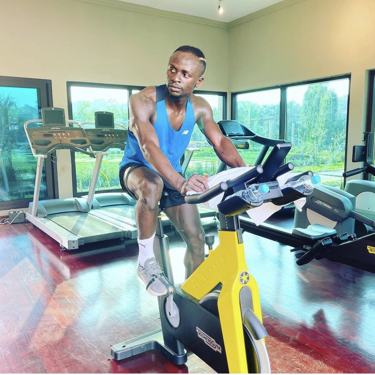 Fsfofficielle's tweet photo. Sadio va bien. 🏋️‍♂️👍✅ https://t.co/XbAobkJqZR