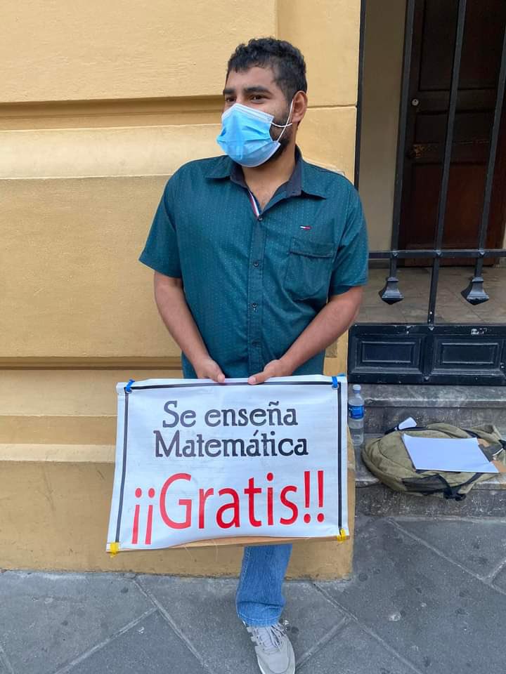 ITROriginal's tweet photo. Ayudemosle a este salvadoreño a conseguir empleo estáfrente al teatro nacional en el centro histórico de San Salvador. https://t.co/N9sg3S8e18