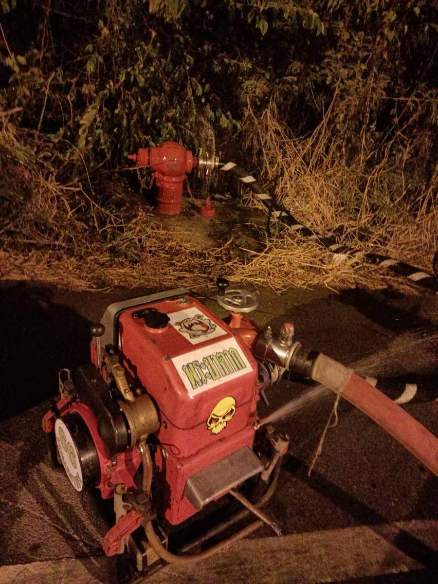 oddybu's tweet image. อาสาที่อยู่ด้านนอก ก็หาแหล่งน้ำธรรมชาติ ประปาหัวแดง คอยดันน้ำ ส่งต่อให้ทีมด้านใน  ประปาหัวแดงจึงสำคัญ ควรมีอยู่ทั่วในเขตเมือง ชุมชน 
ภาพ อาสาอัคคี3