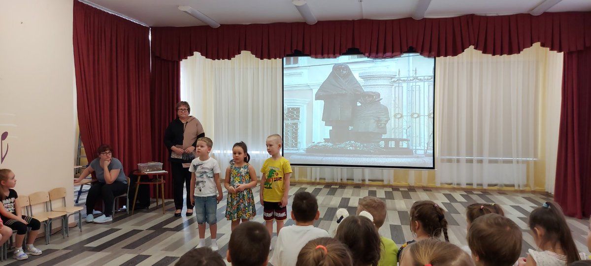 Сегодня в честь памятной даты - 78 летию "Снятия блокады Ленинграда" для детей старших и подготовительных групп было проведено тематическое мероприятие с показом фильма, презентацией и рассказами о тех временах.