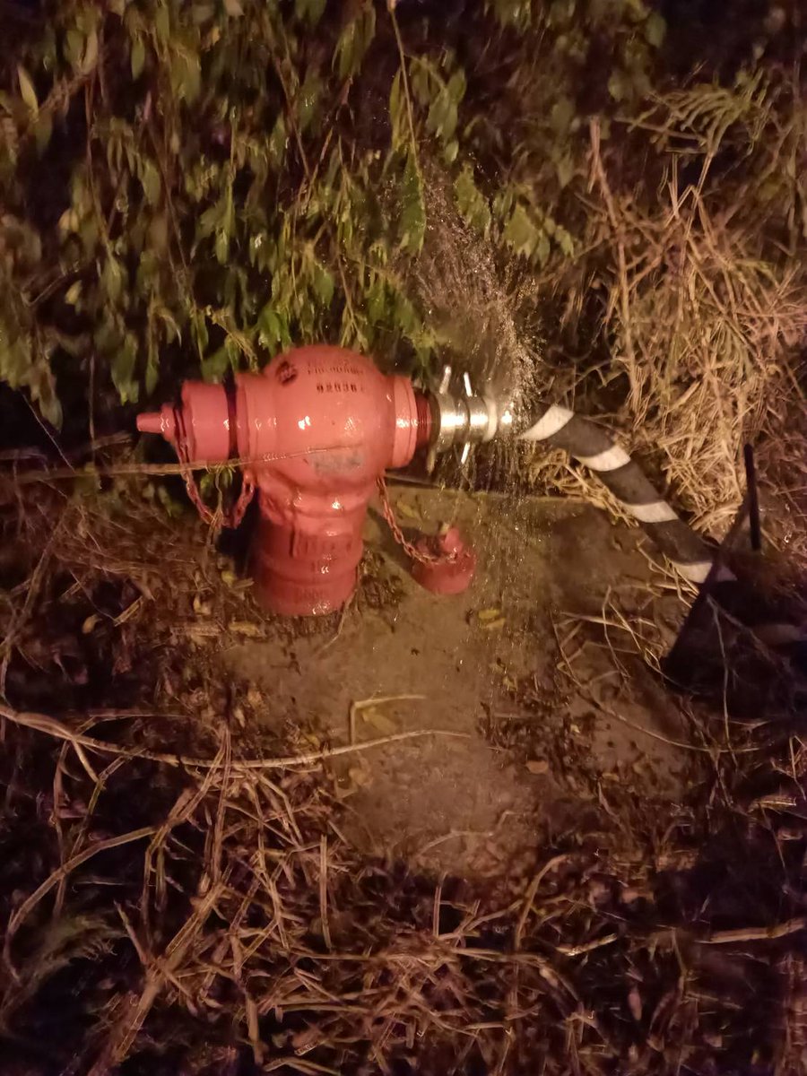 oddybu's tweet image. อาสาที่อยู่ด้านนอก ก็หาแหล่งน้ำธรรมชาติ ประปาหัวแดง คอยดันน้ำ ส่งต่อให้ทีมด้านใน  ประปาหัวแดงจึงสำคัญ ควรมีอยู่ทั่วในเขตเมือง ชุมชน 
ภาพ อาสาอัคคี3