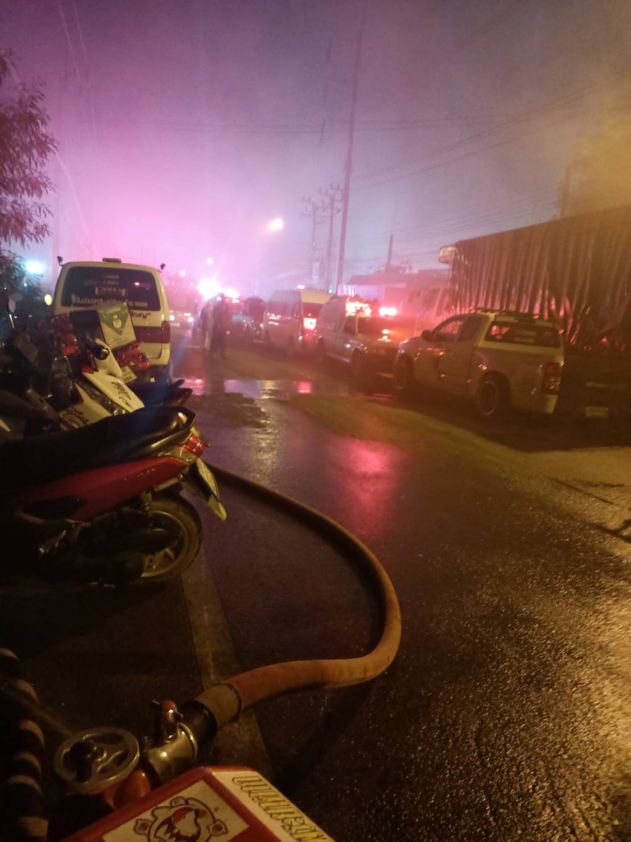 oddybu's tweet image. อาสาที่อยู่ด้านนอก ก็หาแหล่งน้ำธรรมชาติ ประปาหัวแดง คอยดันน้ำ ส่งต่อให้ทีมด้านใน  ประปาหัวแดงจึงสำคัญ ควรมีอยู่ทั่วในเขตเมือง ชุมชน 
ภาพ อาสาอัคคี3