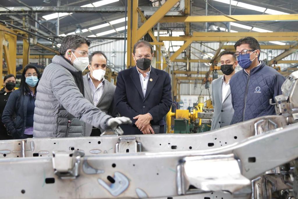 MunicipioQuito's tweet photo. 🤝 El alcalde de #Quito, @santiguarderas recorrió las instalaciones de #Metaltronic para escuchar las necesidades del sector y plantear mesas de trabajo, con el fin de impulsar a la industria automotriz, que representa el 18 % de la manufactura en la ciudad. https://t.co/dq90QbX5kX
