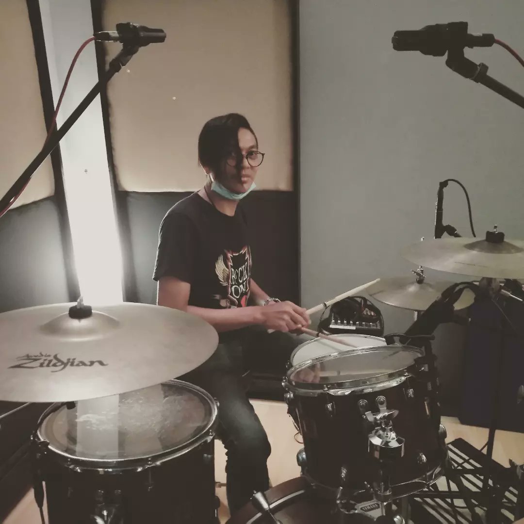 Mixboy2105's tweet photo. My old pal @ToyNizam back in the studio recording his brand new track

#Studio2105 #DirectAccess @YamahaMusicUSA #OakCustom  @Fender #precisionbass @USAudioTechnica #AE3000 #recordingstudio #drums #bass https://t.co/qtcN1Z7CJz
