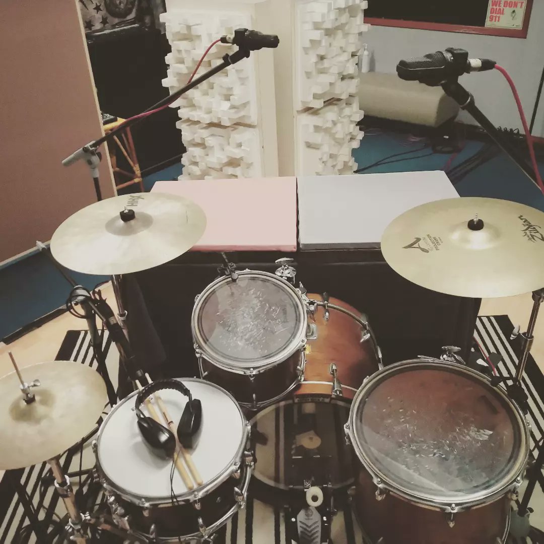 Mixboy2105's tweet photo. My old pal @ToyNizam back in the studio recording his brand new track

#Studio2105 #DirectAccess @YamahaMusicUSA #OakCustom  @Fender #precisionbass @USAudioTechnica #AE3000 #recordingstudio #drums #bass https://t.co/qtcN1Z7CJz