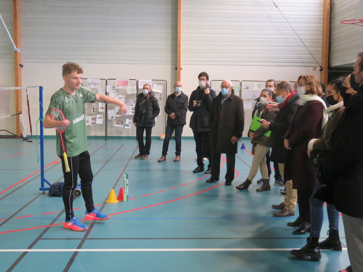 acversailles's tweet photo. #SOP2022
Dans le Val-d'Oise, le collège Cécile Sorel de Mériel compte 2 classes olympiques de 6e, et porte une double labellisation (E3D et #Génération2024).

Méril Loquette, athlète parabadminton, « a joué le jeu » le temps d'une journée devant des élèves conquis ! #TerredeJeux https://t.co/a2syjnhGFw