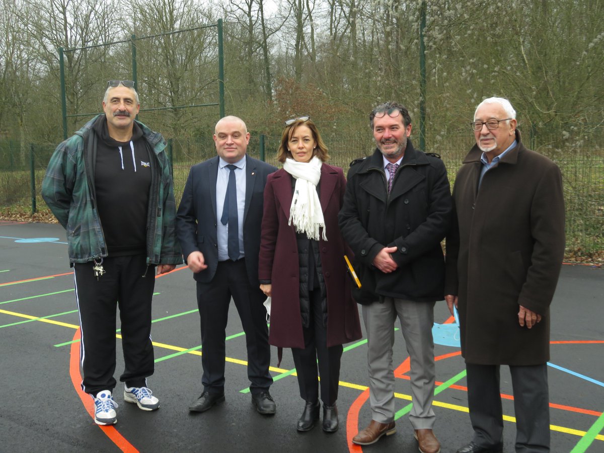acversailles's tweet photo. #SOP2022
Dans le Val-d'Oise, le collège Cécile Sorel de Mériel compte 2 classes olympiques de 6e, et porte une double labellisation (E3D et #Génération2024).

Méril Loquette, athlète parabadminton, « a joué le jeu » le temps d'une journée devant des élèves conquis ! #TerredeJeux https://t.co/a2syjnhGFw