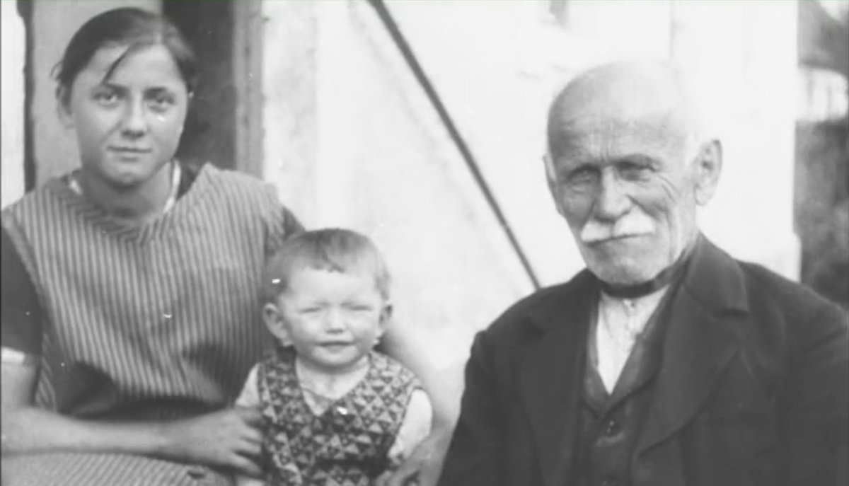 D_courtslaprem's tweet photo. En 1927, Oskar Fischinger parcourt les routes de Munich à Berlin, filmant les gens qu’il rencontre.
En 2020, Vincent Le Port reproduit ce geste au cours d’une marche de Paris à Brest.
En 2022, le samedi 29 janvier à 16h au Cinéma le Miroir, @D_courtslaprem présente les deux films https://t.co/Ayj0J2Jw6r
