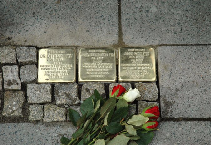 GrandTouristUK's tweet photo. Giornata della Memoria #Italy Just completed an article about pietre d’inciampo / stumble stones #stolpersteine Jewish memorial stones in Italian cities - very moving #Ferrara #Venice #Giornatadellamemoria #FinziContini #Bassani #storia https://t.co/Z7H8n50pQf https://t.co/zkxUkNUPsi