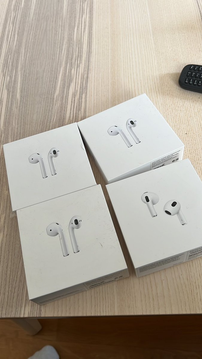 jcb79104's tweet photo. @MaximilianFrede Airpods sind einfach basic ohne geht nicht😅 https://t.co/K35SQY1bo3