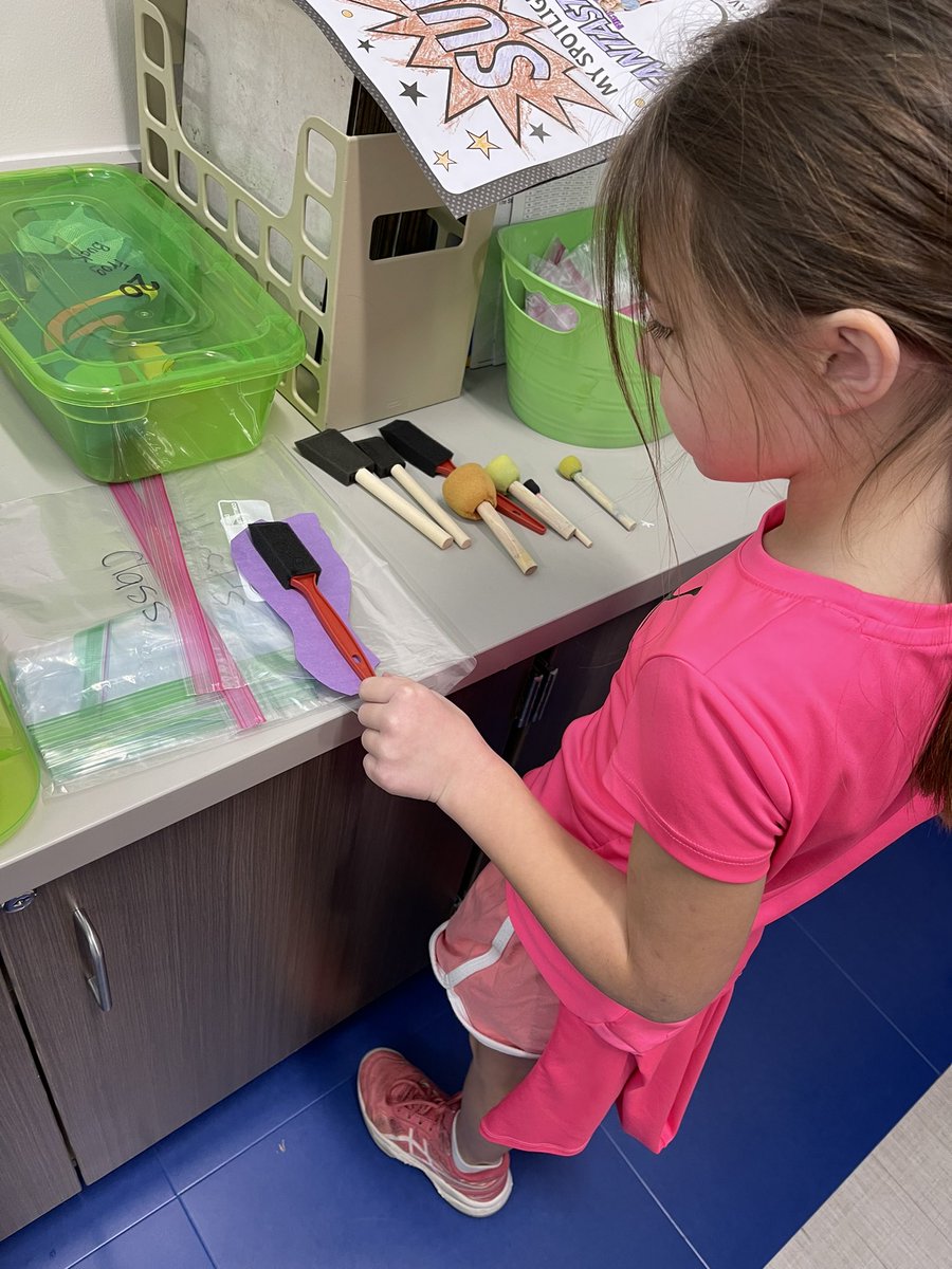 QueefLatinahO_G's tweet photo. Measuring fun with our feet! What’s shorter? Longer? About the same size? #nonstandardunitsofmeasure @WISDLagway https://t.co/ydGA2JNTI2