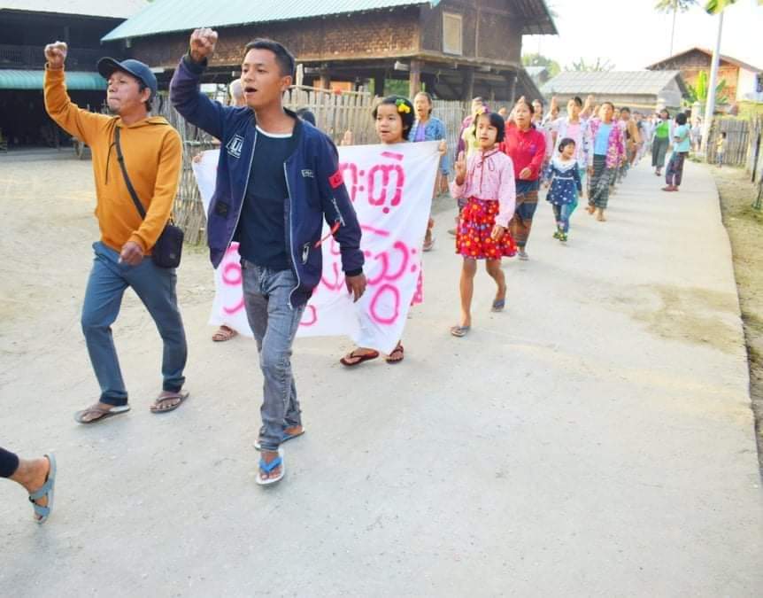 KaungKhantHto10's tweet photo. Never Cold Blooded Shwe Nwe Thway Strike in eastern part of Yinmarpin Tsp protested against the military dictatorship, which was full of restrictions and evils.

#2022Jan27Coup
#WhatsHappeningInMyanmar https://t.co/TKKe8crTNY