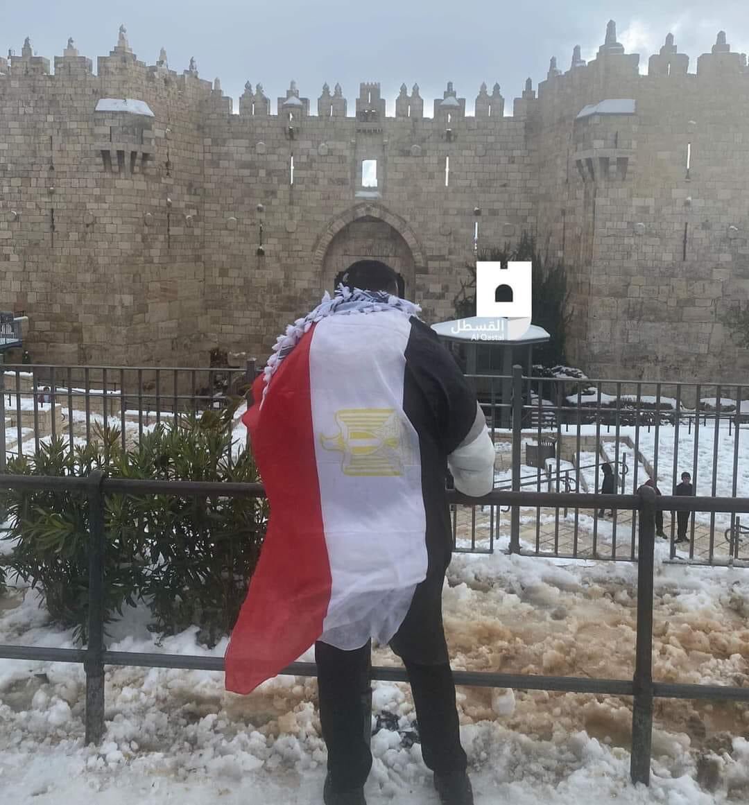 AmerAlqadiry's tweet photo. العلم المصرى من أمام أبواب المسجد الأقصى احتفالاً بفوز المنتخب المصري أمس 🇵🇸❤️🇪🇬
 #منتخب_مصر https://t.co/j1pfFTR5HQ