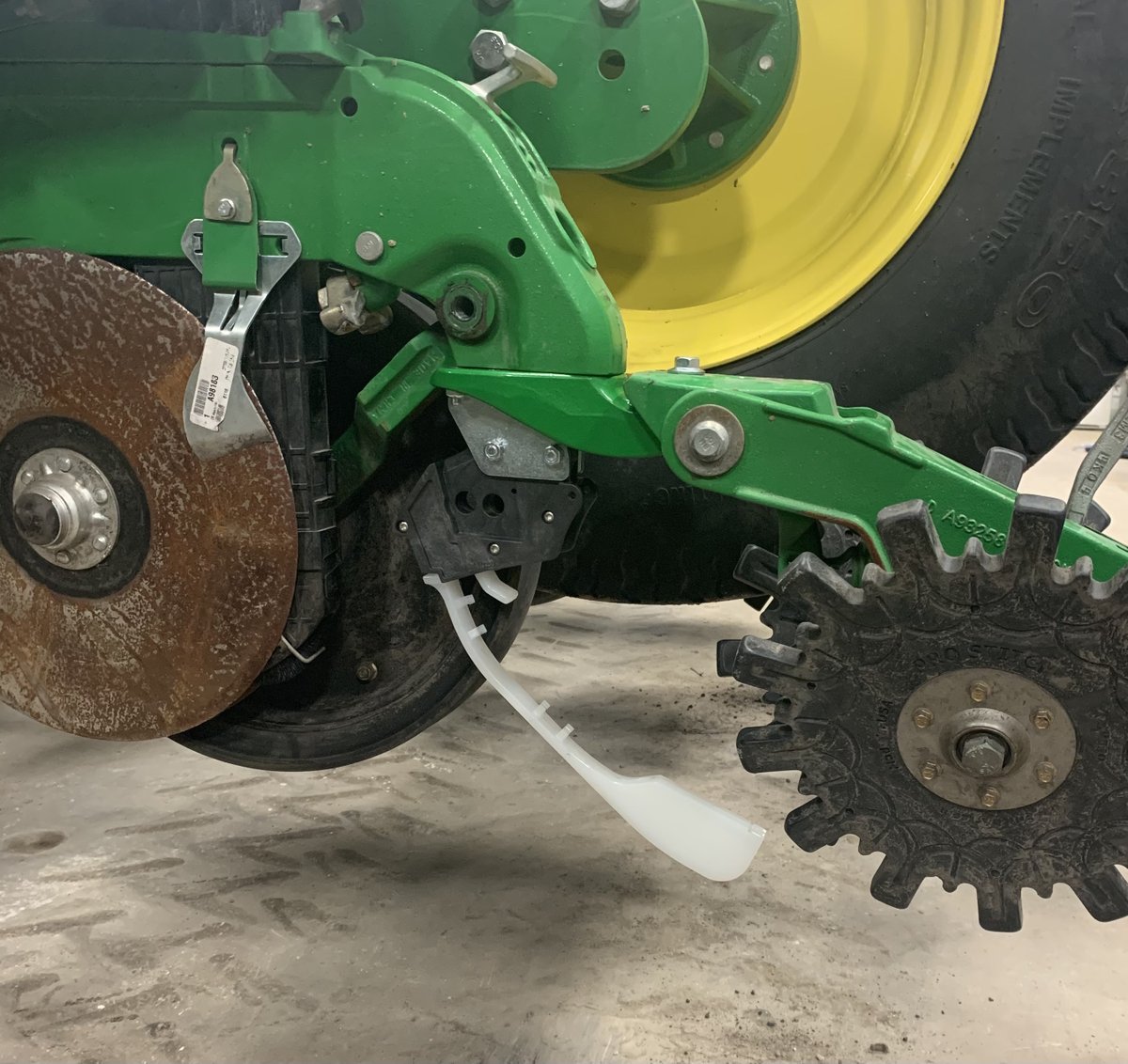 IncRdk's tweet image. Do you want to put @PrecisionPlant #Keetons or #FurrowJet on your @JohnDeere #ExactEmerge planter? 🤔🚜 we can help you out! #hotrodplanters #smartereveryseason
