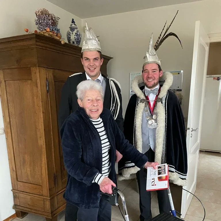 Ondanks alles zijn er tradities die (na genoeg) in ere blijven. Zo verblijden onze Prins Dennis en Adjudant Tom onze zieken en ouderen met een bezoekje en natuurlijk wat lekkers!