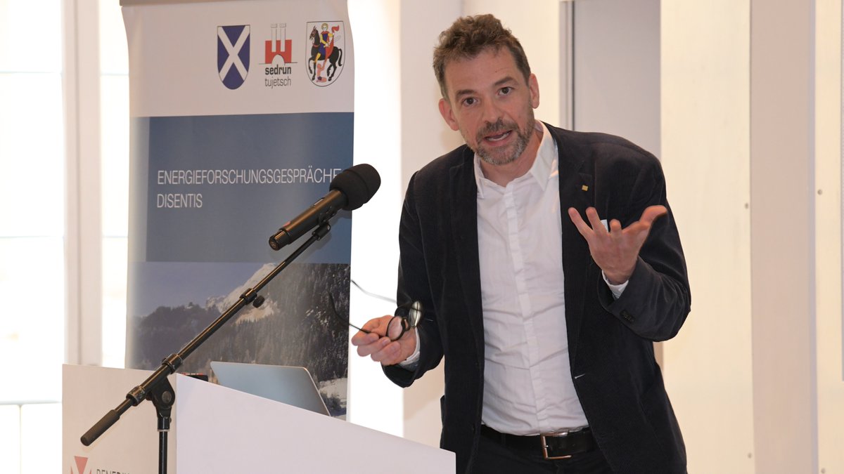 alpenforce's tweet photo. Solarfassaden im alpinen Raum thematisiert @Daniel_A_Walser vom Institut für Bauen im alpinen Raum (IBAR) an der @FH_Graubuenden #EFGD22 #AlpEnForCe https://t.co/k4BgH1vCMU #EFGD22 #AlpEnForCe @BFEenergeia @kanton_gr #solarenergie https://t.co/777mewbCtt