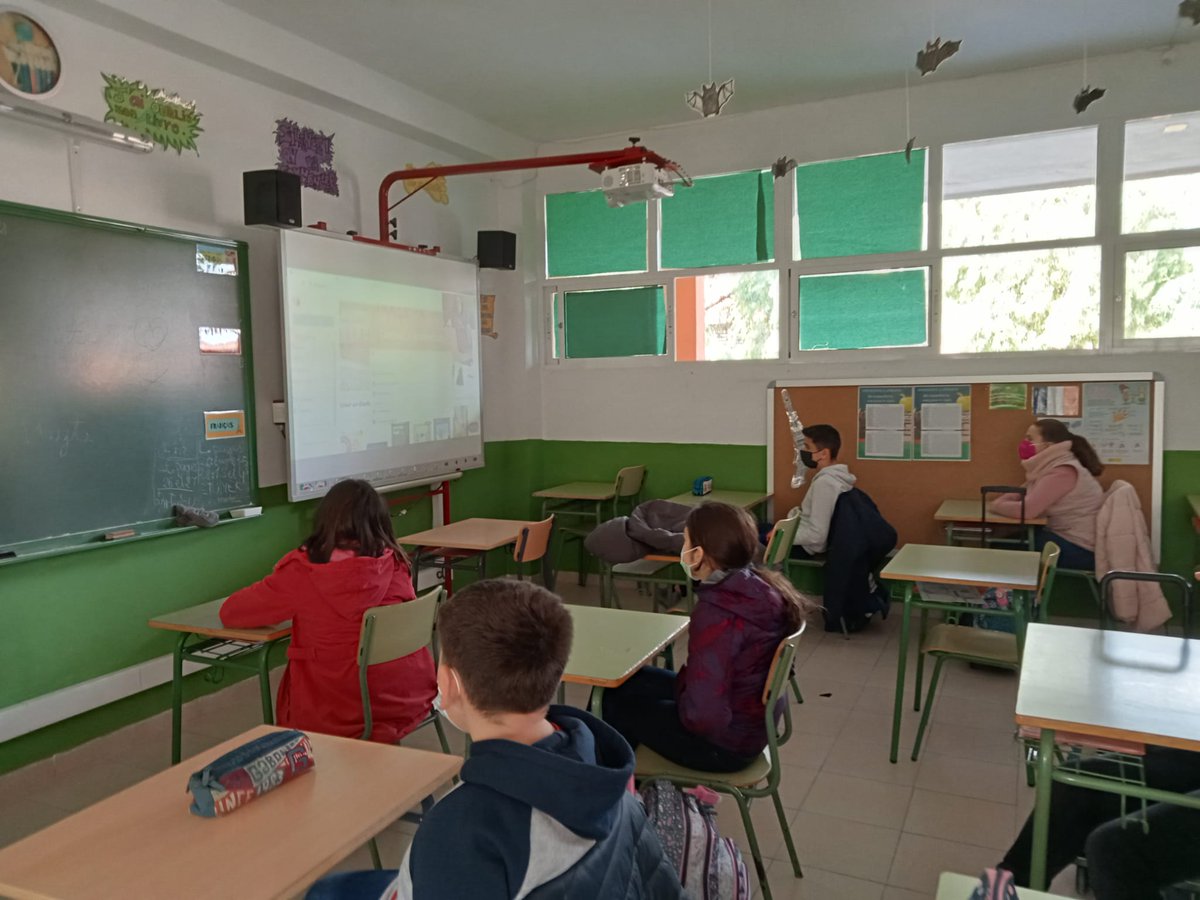 JMLapuerta's tweet photo. Hoy en el taller "Aprendemos a Aprender' los chicos de 6°C hemos aprendido las utilidades de aplicación @canva y la pondremos en uso para nuestros trabajos, presentaciones... para todo lo que queramos. 👏🏻👏🏻👏🏻👏🏻👏🏻 #AprendemosAAprender https://t.co/12AdU4ATTM