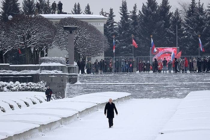 Это Путин приехал почтить память блокадников, а за забором-решеткой остались сами блокадники, которых не пустили на кладбище, пока там фотографируется президент.