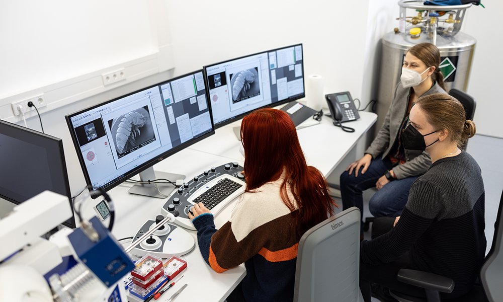 The EMBL Imaging Centre has kickstarted its on-site training activities.

A workshop for undergraduates introduced students to the basics of electron microscopy. It marks the first of many opportunities to build capacity in imaging technologies in Europe.

embl.org/news/lab-matte…