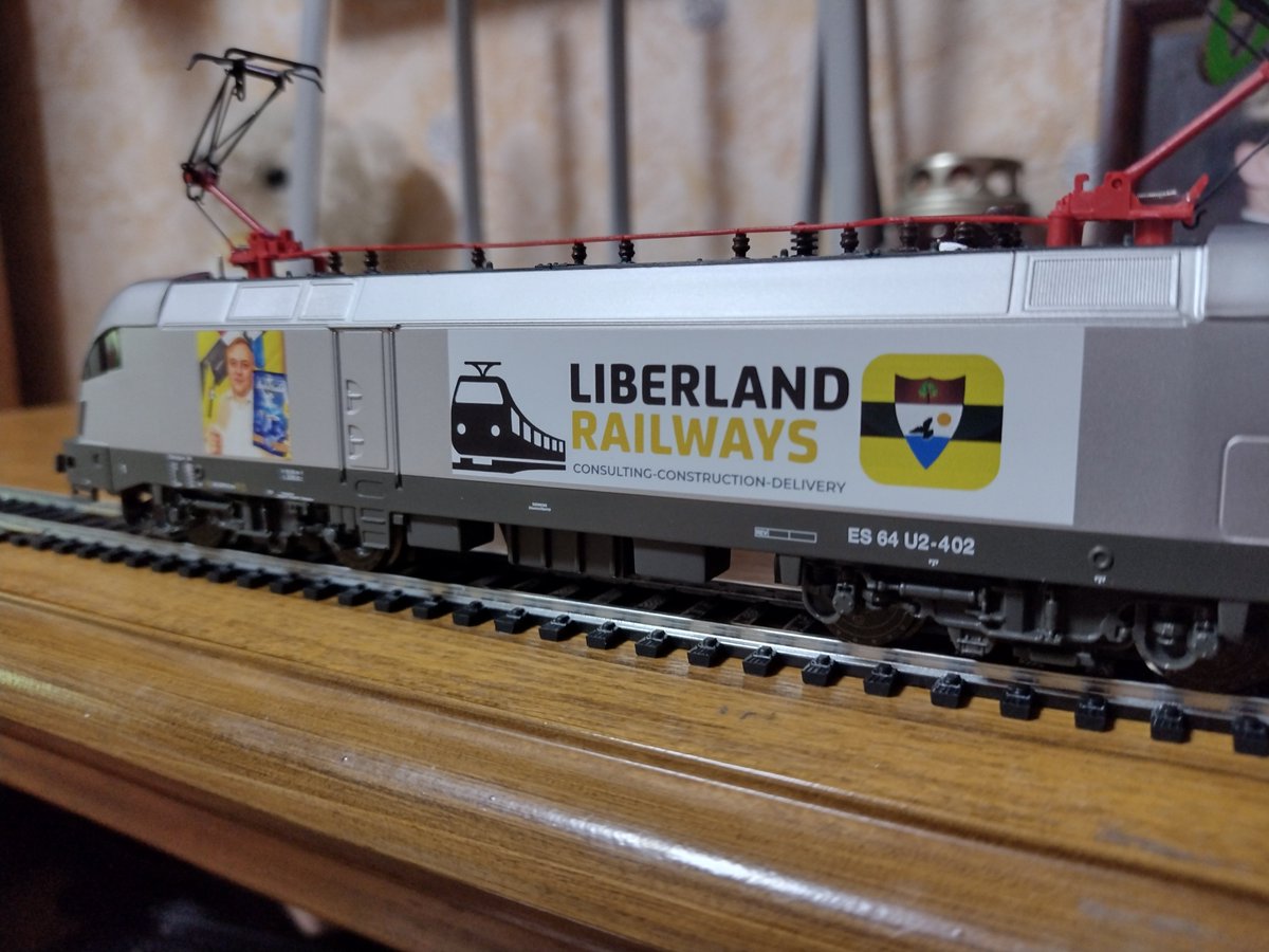 AzovCapital's tweet image. UK
На станцію Ліберленд-Експорт прибув електровоз в "Таурус" під брендом Liberland Railways
RU
Электровоз «Таурус» забрендиованный под Liberland Railways прибыл на станцию Либерленд-Экспорт

 #liberlandrailways