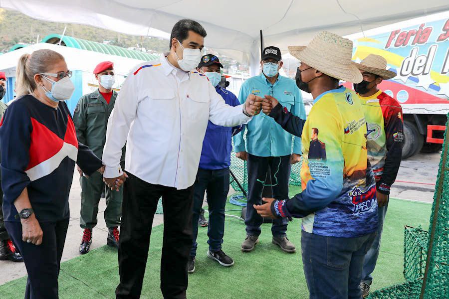 IzquierdaUnid15's tweet photo. El Pdte. @NicolasMaduro recorrió el muelle del Estado La Guaira, se reunió con pescadores(as) del país, fortaleciendo el sector proteínico nacional para garantizar el desarrollo productivo de la Patria. Así siguen avanzando hacia la soberanía alimentaria. 🇻🇪🎣🐟
 #IzquierdaUnida https://t.co/3wxiL6tZnI