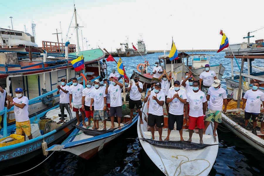 IzquierdaUnid15's tweet photo. El Pdte. @NicolasMaduro recorrió el muelle del Estado La Guaira, se reunió con pescadores(as) del país, fortaleciendo el sector proteínico nacional para garantizar el desarrollo productivo de la Patria. Así siguen avanzando hacia la soberanía alimentaria. 🇻🇪🎣🐟
 #IzquierdaUnida https://t.co/3wxiL6tZnI