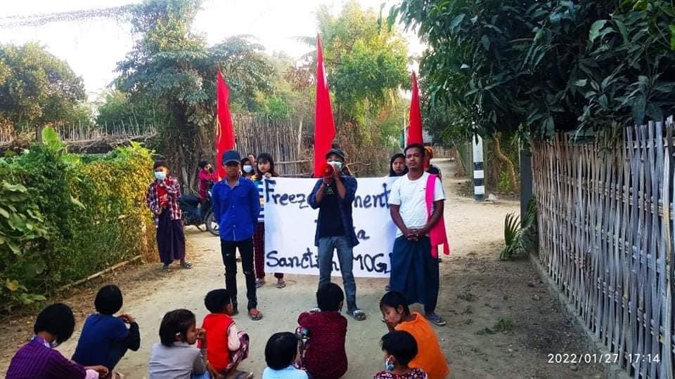 KYITHAR95368969's tweet photo. Evening protest led by residents from KyaySarKya village of eastern #Yinmarbin Tsp, #Sagaing Division, participated to drive out the #MilitaryDictatorship on Jan27.   
#2022Jan27Coup      
#WhatsHappeningInMyanmar https://t.co/cpcFRTkhGN