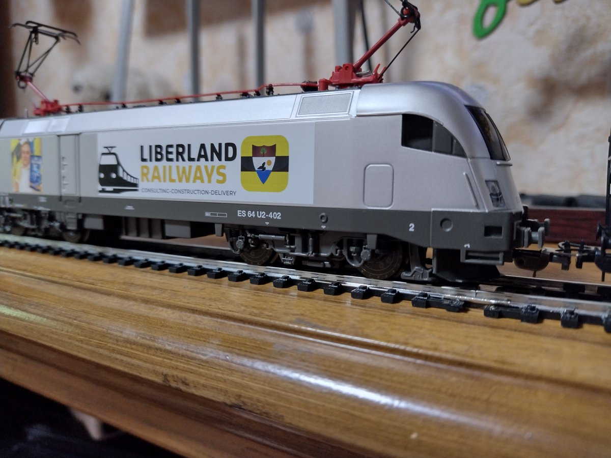 AzovCapital's tweet image. UK
На станцію Ліберленд-Експорт прибув електровоз в "Таурус" під брендом Liberland Railways
RU
Электровоз «Таурус» забрендиованный под Liberland Railways прибыл на станцию Либерленд-Экспорт

 #liberlandrailways