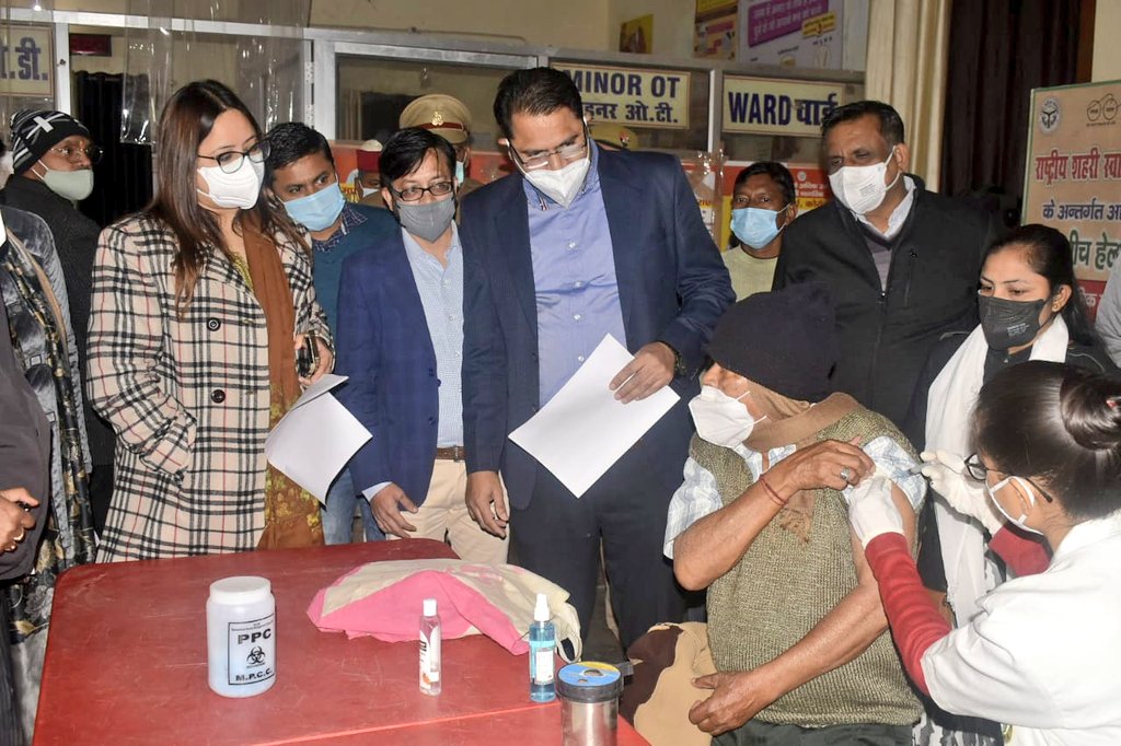 DMKanpur's tweet photo. आज किदवई नगर, बगाही व गुजैनी के वैक्सीनेशन केंद्रों का निरीक्षण किया गया।  निगरानी समितियों द्वारा सर्वे को गंभीरतापूर्वक कर छूटे हुए लोगों का शीघ्र वैक्सीनेशन कराने के निर्देश दिए गए। @UPGovt @CommissionerKnp https://t.co/1lQpVD5Qps