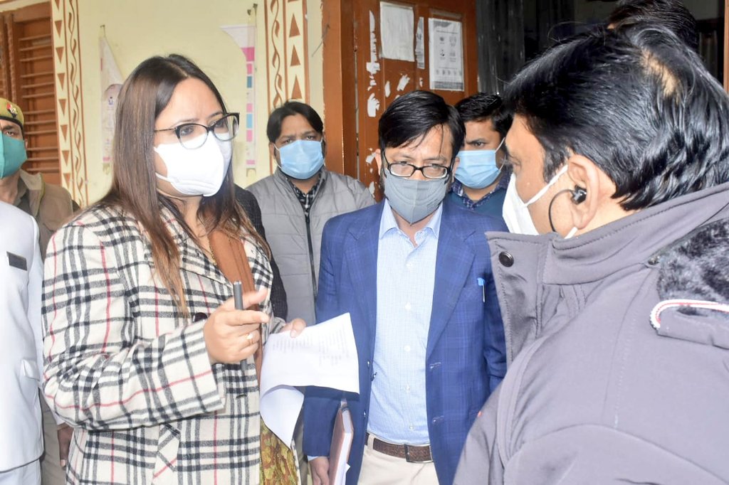 DMKanpur's tweet photo. आज किदवई नगर, बगाही व गुजैनी के वैक्सीनेशन केंद्रों का निरीक्षण किया गया।  निगरानी समितियों द्वारा सर्वे को गंभीरतापूर्वक कर छूटे हुए लोगों का शीघ्र वैक्सीनेशन कराने के निर्देश दिए गए। @UPGovt @CommissionerKnp https://t.co/1lQpVD5Qps