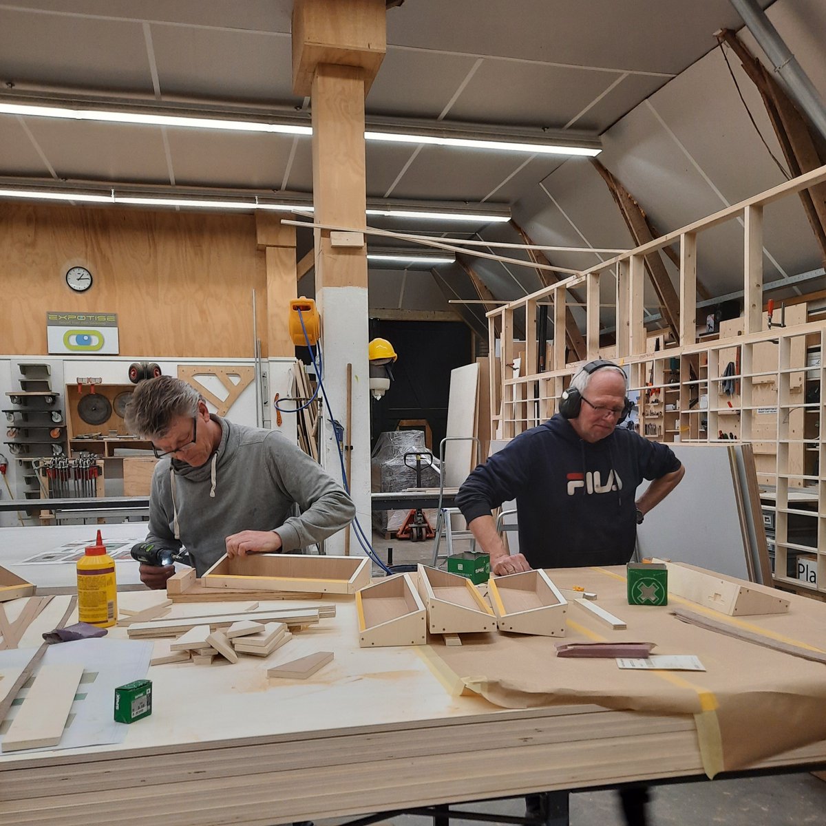 ExpotiseTexel's tweet photo. Nieuw project. Verschillende materialen. En oja! Onze nieuwe collega Marco. 

#mooidingenmaken #tentoonstelling #expositie #beleving #ookexpotise #beleving #ookexpotise https://t.co/qRNGo0PF3U