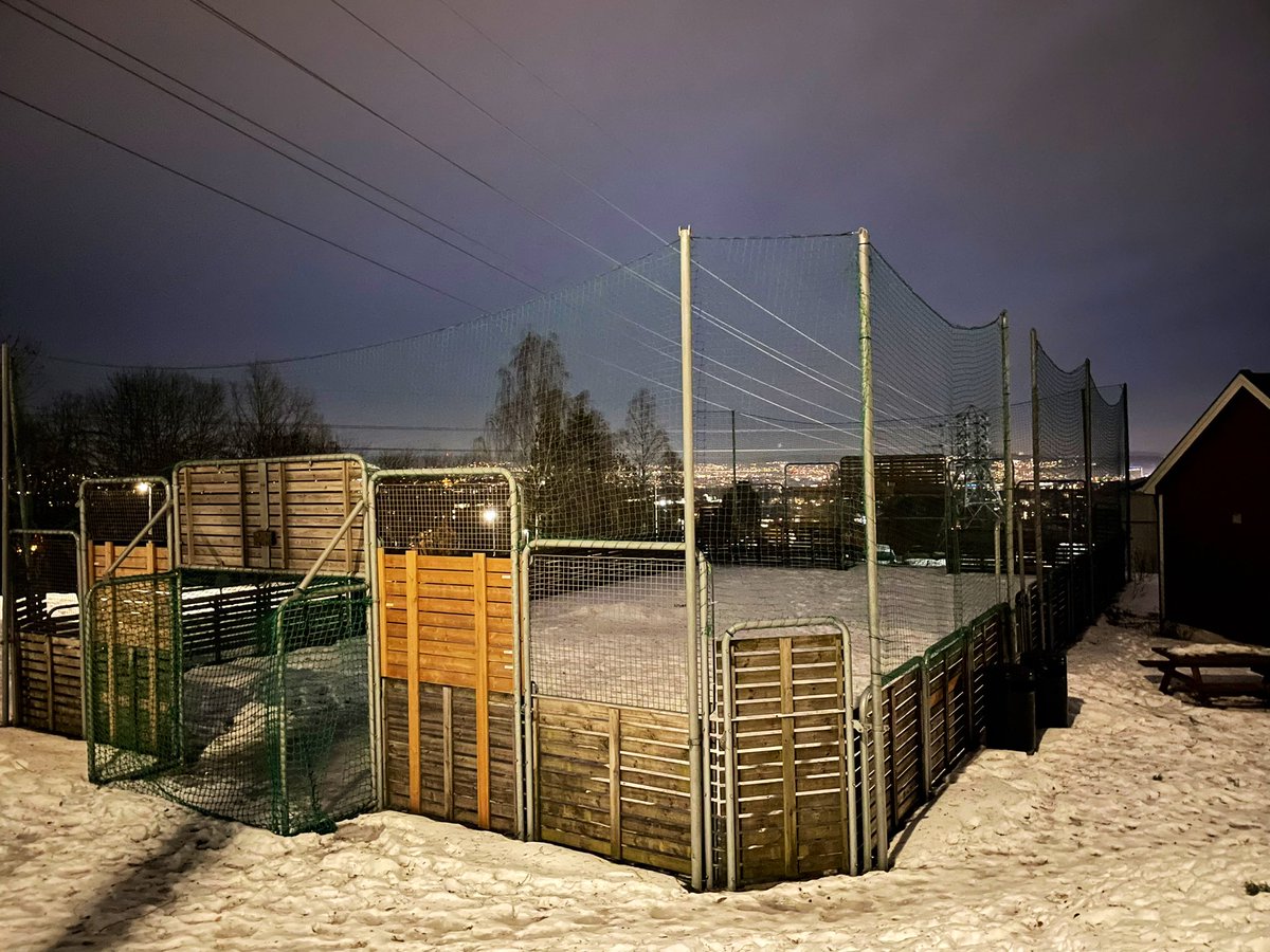 Ballbinge ved Øvre Sogn busstopp, med utsikt over Oslo #stadionhjerte 

goo.gl/maps/ZwmYAGZru…