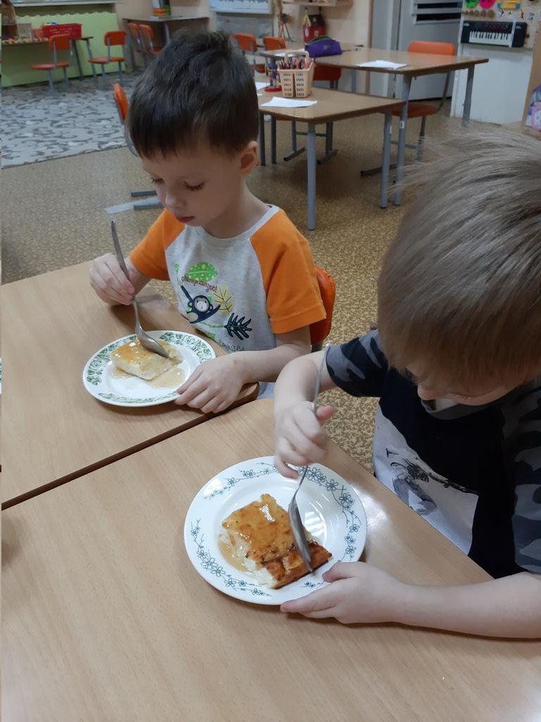Наш любимый детский сад –
Это домик для ребят!
В нём задорный шум и гам,
Развесёлый тарарам,
Топотушки, хохотушки
И зарядка по утрам.
"Почемучки"