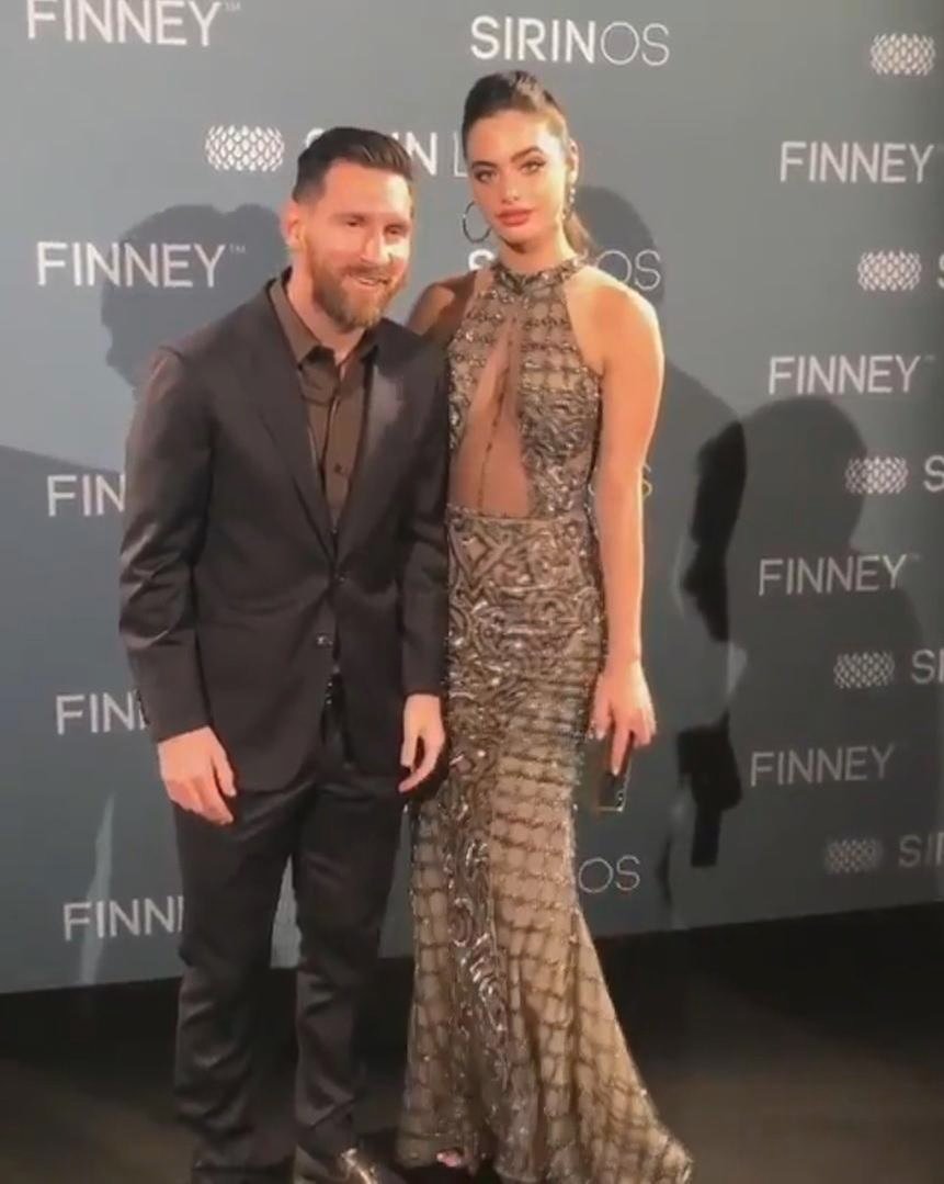 Messi, a representação do homem fiel e apaixonado. Não abraça outra mulher nem que seja pra tirar foto.