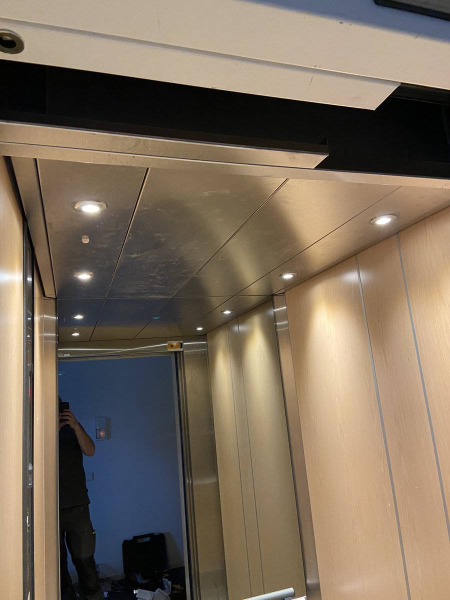 riem_philip's tweet photo. Oud en nieuw, maar dan met lift cabine verlichting. En gelijk maar ff een bewegingsmelder geplaatst. Een kleine ingreep voor meer energie zuinig zijn.
#liftonderhoud #energielabel #besparen #gebouwbeheer https://t.co/uzNOsxYWci