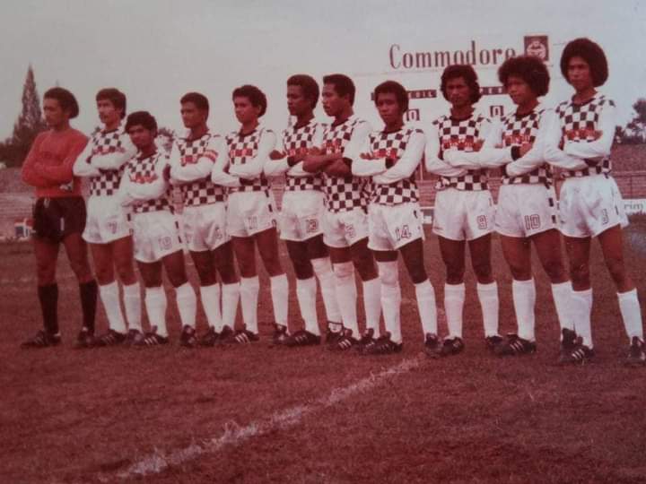 RT @Mah5Utari: Persedil Dili, Divisi I Perserikatan 1982/83.. dgn 2 jersi utama & kedua.

Main di stadion mana coba? https://t.co/xzUQV44SHz