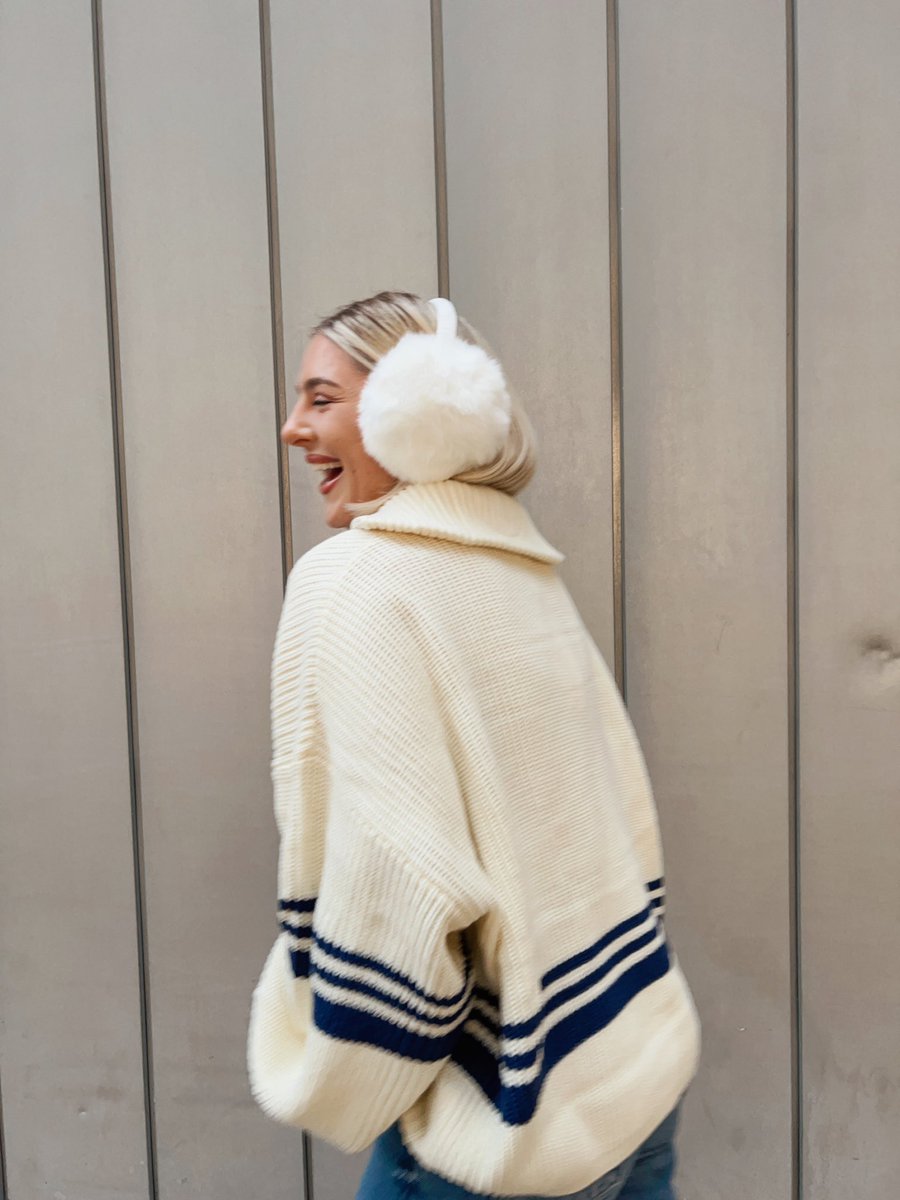 Keeping it cosy 🌨 - instagram.com/alicelucybradl…

<a href="/fasshionlover/">𝕄𝕖𝕘</a> #fashioninspo #pinterest #pinterestfashion #earmuffs #ootd