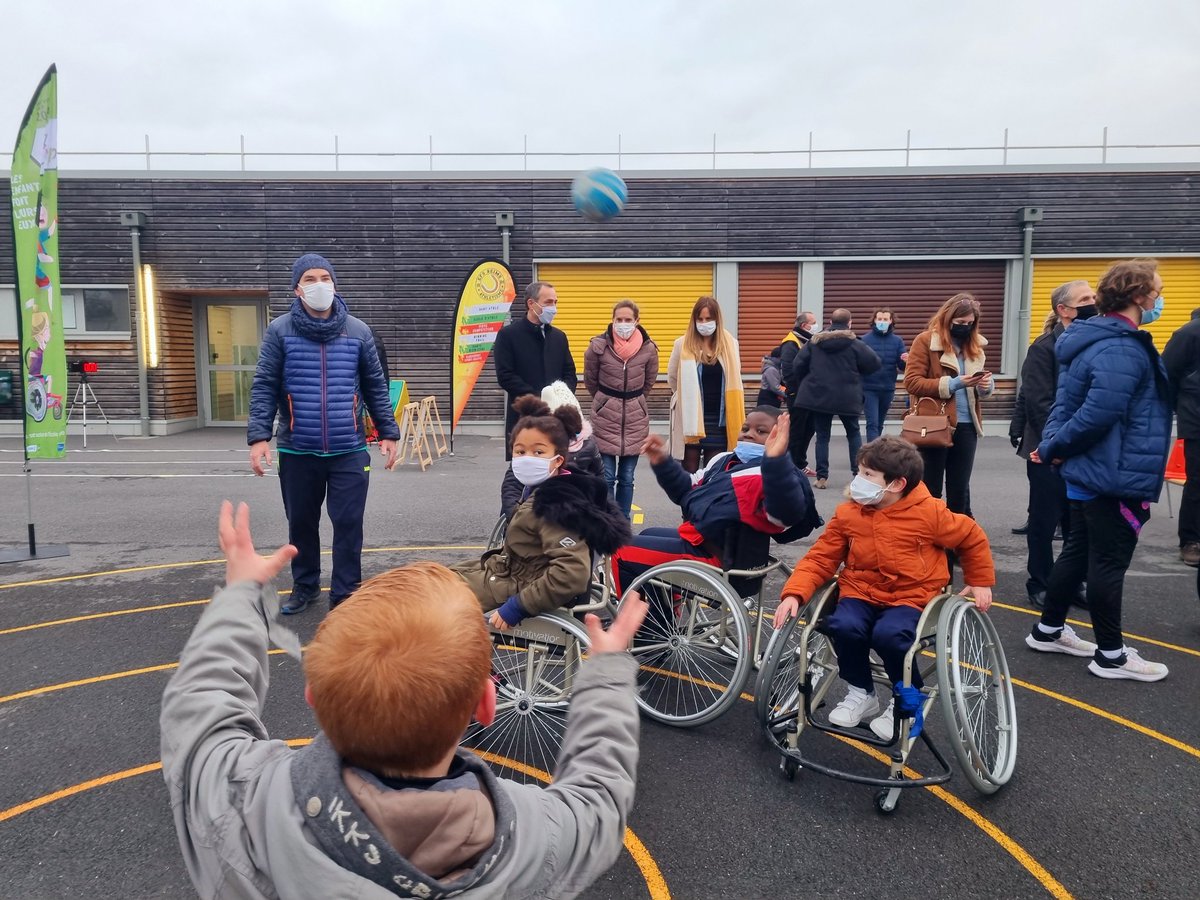 NadiaMenacer's tweet photo. Bravo aux élèves et enseignants de l'#ecole Dauphinot @AcReims mobilisés #SOP2022
#EPS #DeveloppementDurable
Visite de M.Claval Inspecteur d'académie et de M.Midy @ienreimsest : un temps d'échange apprécié
🙏
@ReimsUsep
@EpsMarne 
@EFSRAthletisme 
@StapsAres https://t.co/pDSlW8VVqd